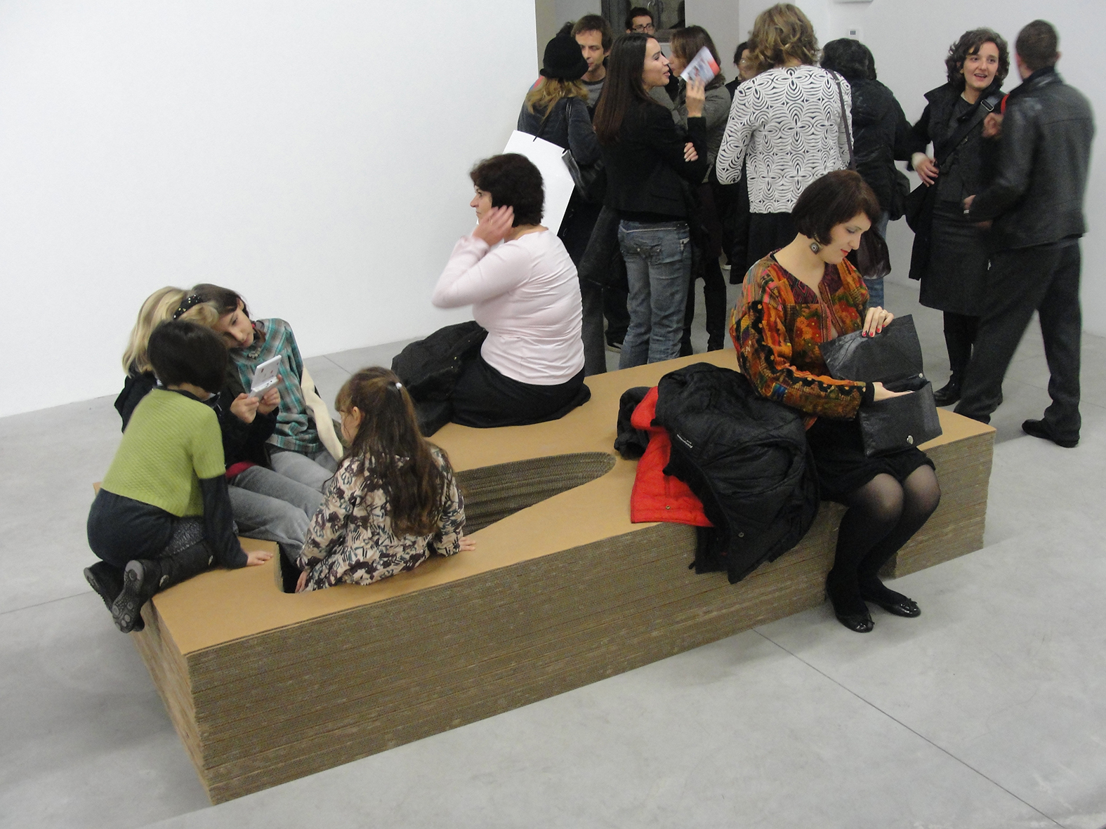 Bench for Everybody, 2004, risma di fogli di cartone ondulato svuotata
